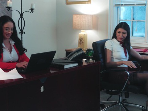 Kilo Sex presents: Big butt boss spreads legs to ride her coworker on the bed