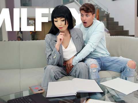 Kilo Sex presents: My remorseful stepmom lets me touch her muff because she forgot about my birthday - mylf